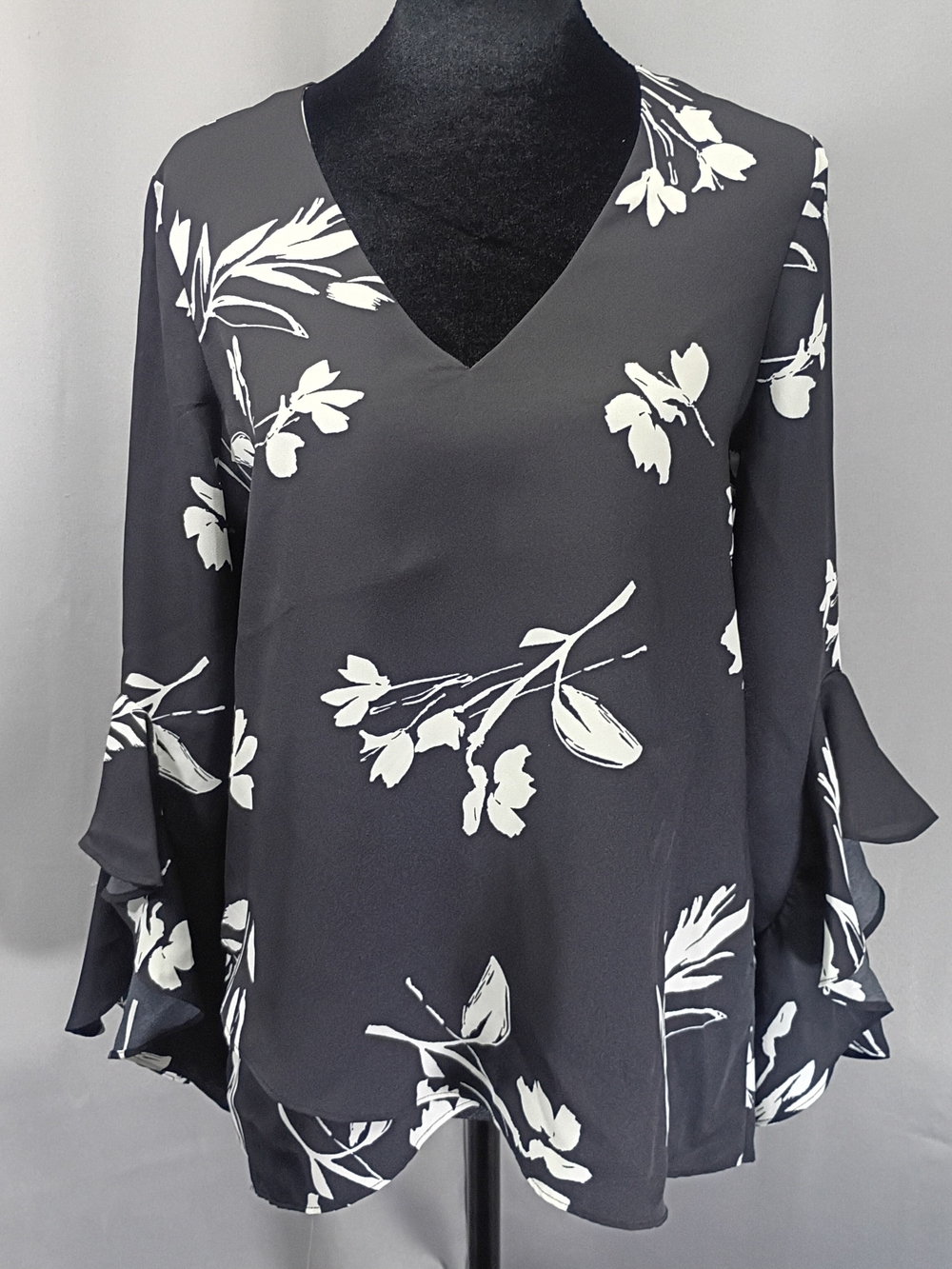 Vince Camuto Black and White Floral V-Neck Ruffle Sleeve Blouse S